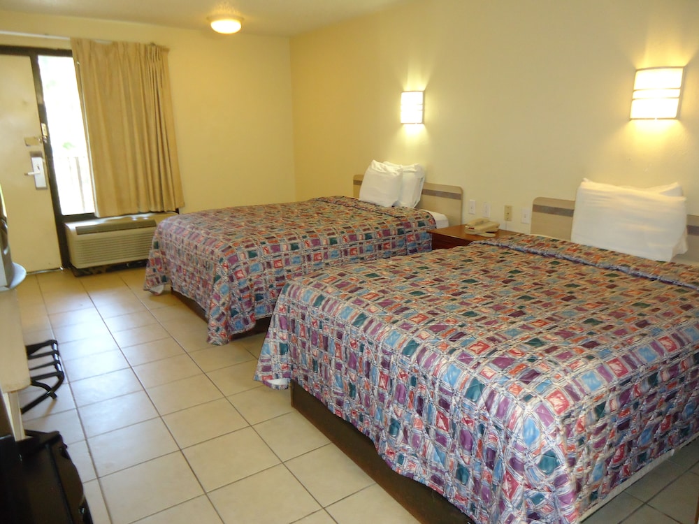 STANDARD, 2 QUEEN BEDS, SMOKING
