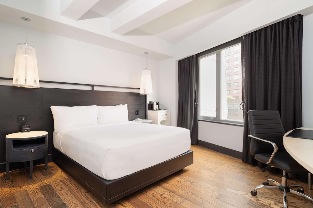 ROOM, KING BED, ACCESSIBLE