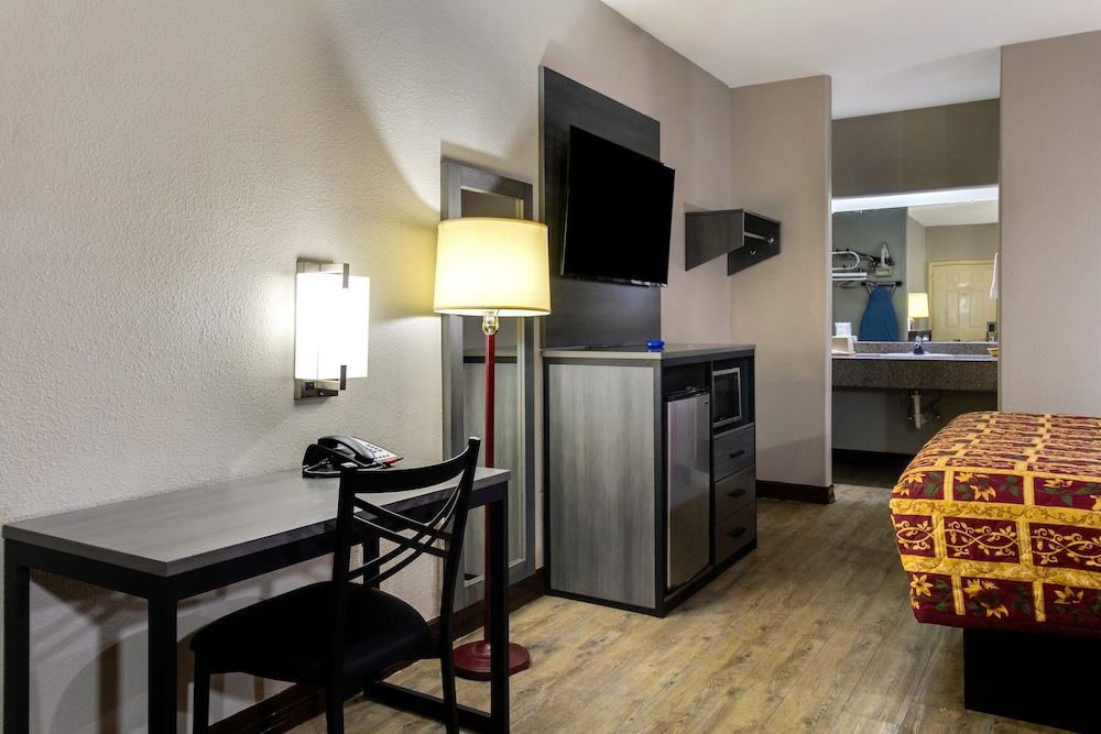 Executive Inn & Suites 8/21
