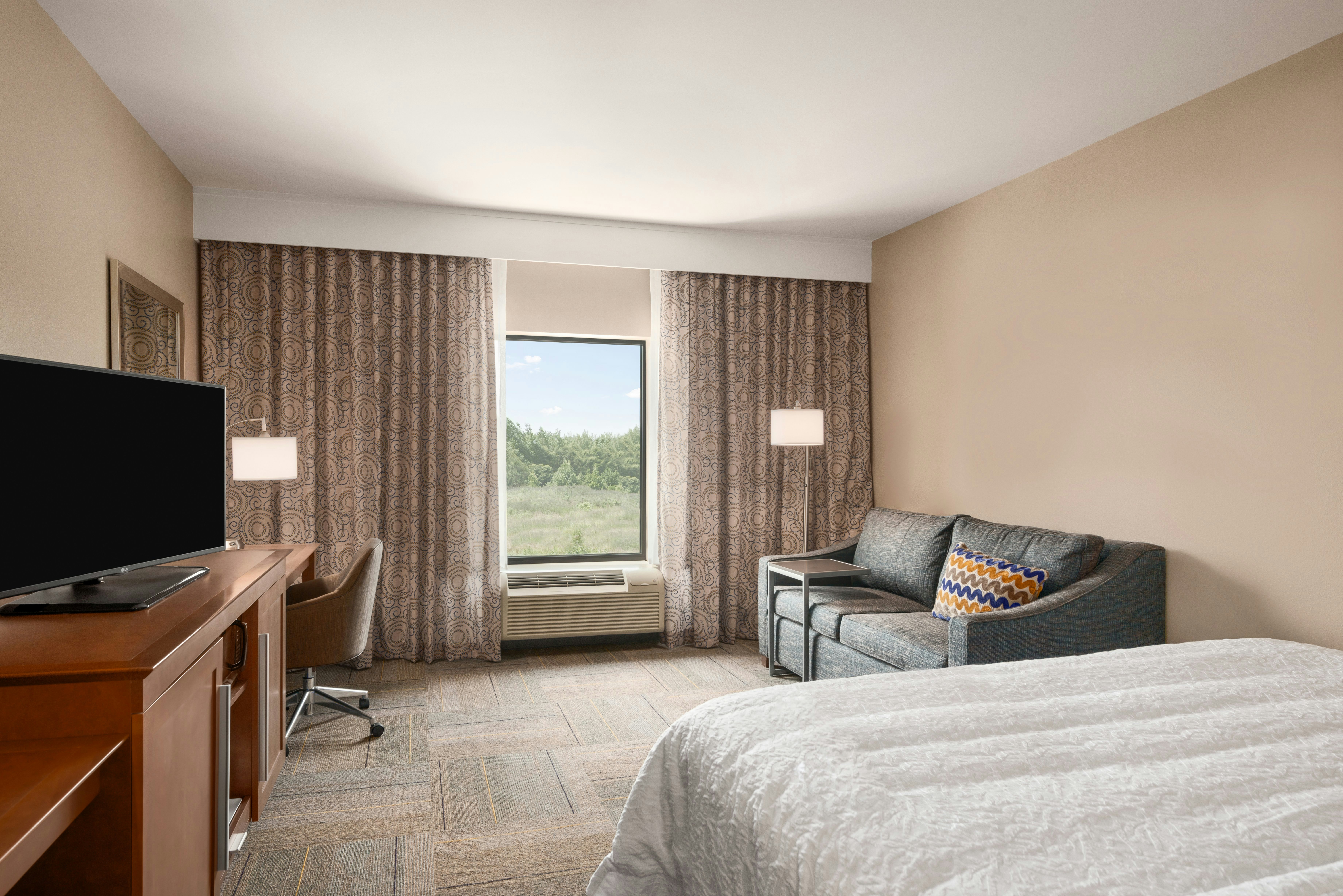 غرفة بسرير كينج مع أريكة لذوي الإعاقة