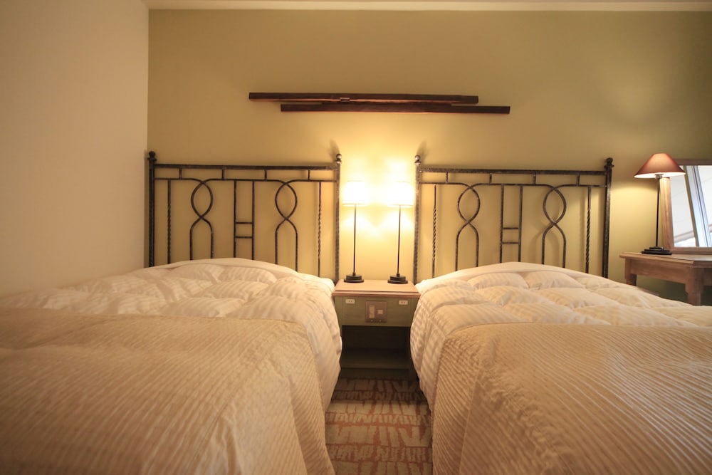 HOTEL VILLAGE 8/50