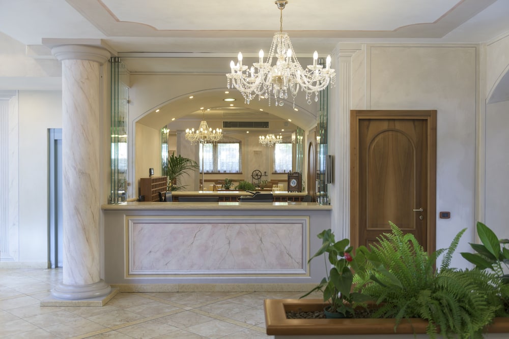 Lobby at Regina del Garda Suite, TOSCOLANO MADERNO
