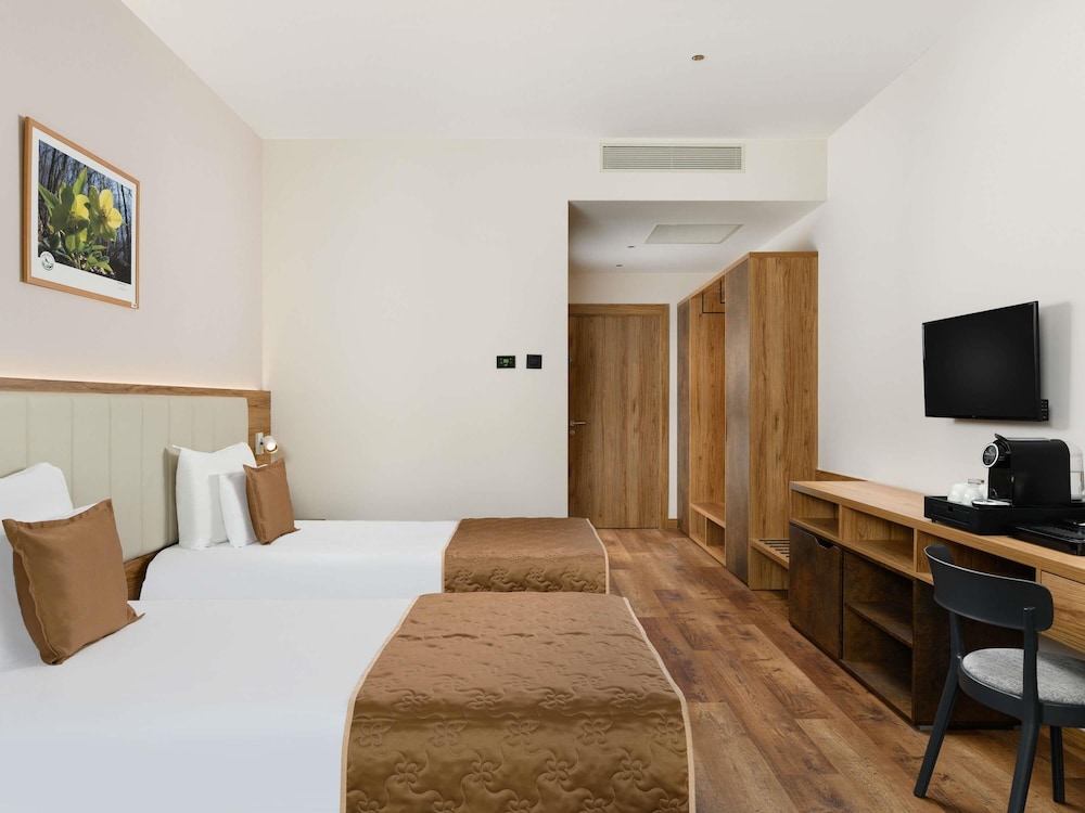 غرفة قياسية بسريرين منفصلين بإطلالة على المسبح بشرفة، Movenpick Resort and Spa Fruske Terme 3/6