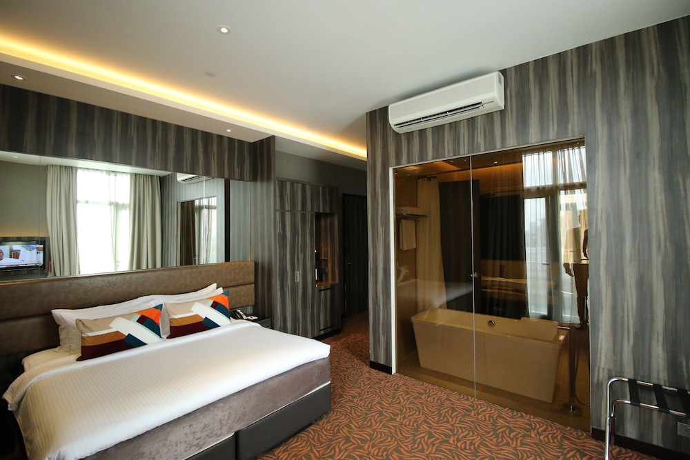 Aqueen Hotel Paya Lebar 12/32