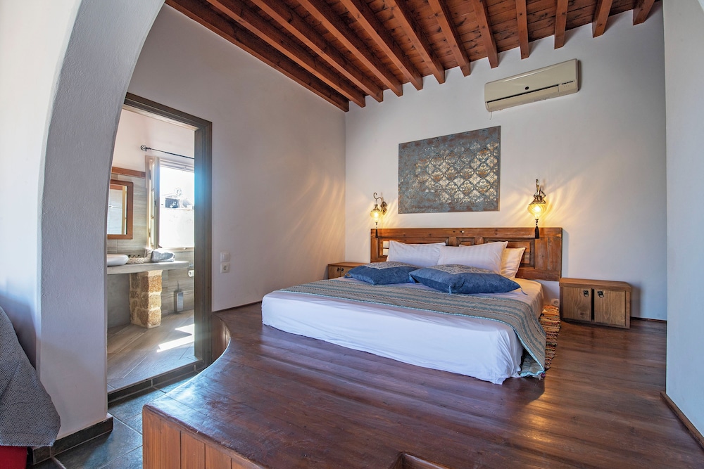 ROMANTIC, STUDIO, SUITE, KING BED, COURTYARD VIEW
