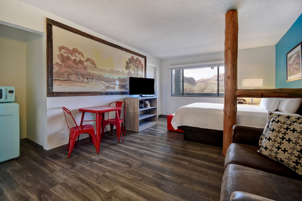 Expedition Lodge 42/62