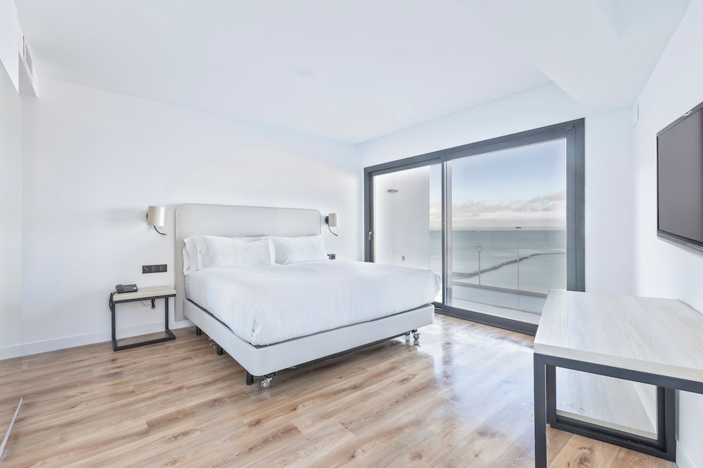 Superior, Queen Bed, Sea Front, Terrace