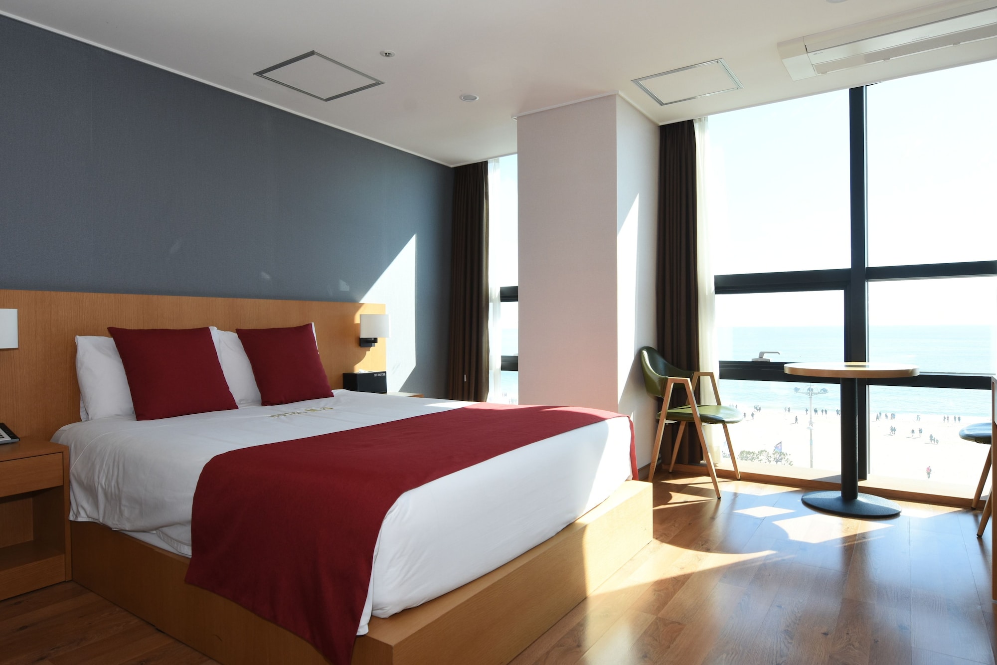 STANDARD, SEA VIEW