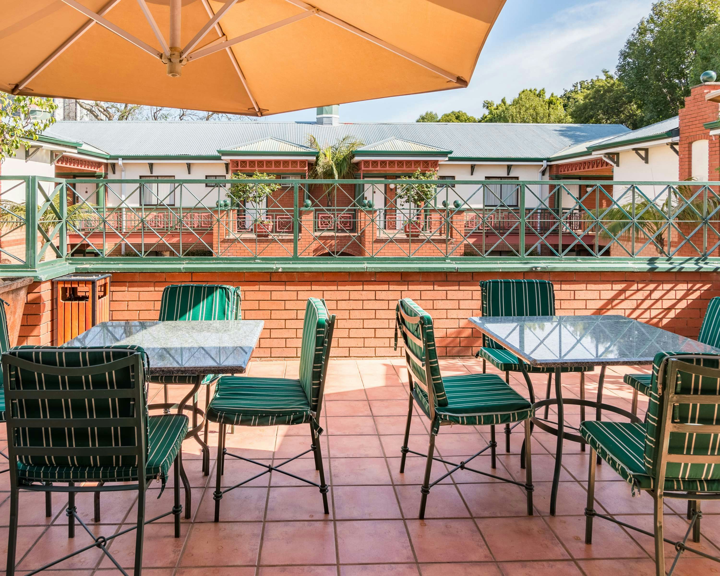 Courtyard Hotel Rosebank 35/47