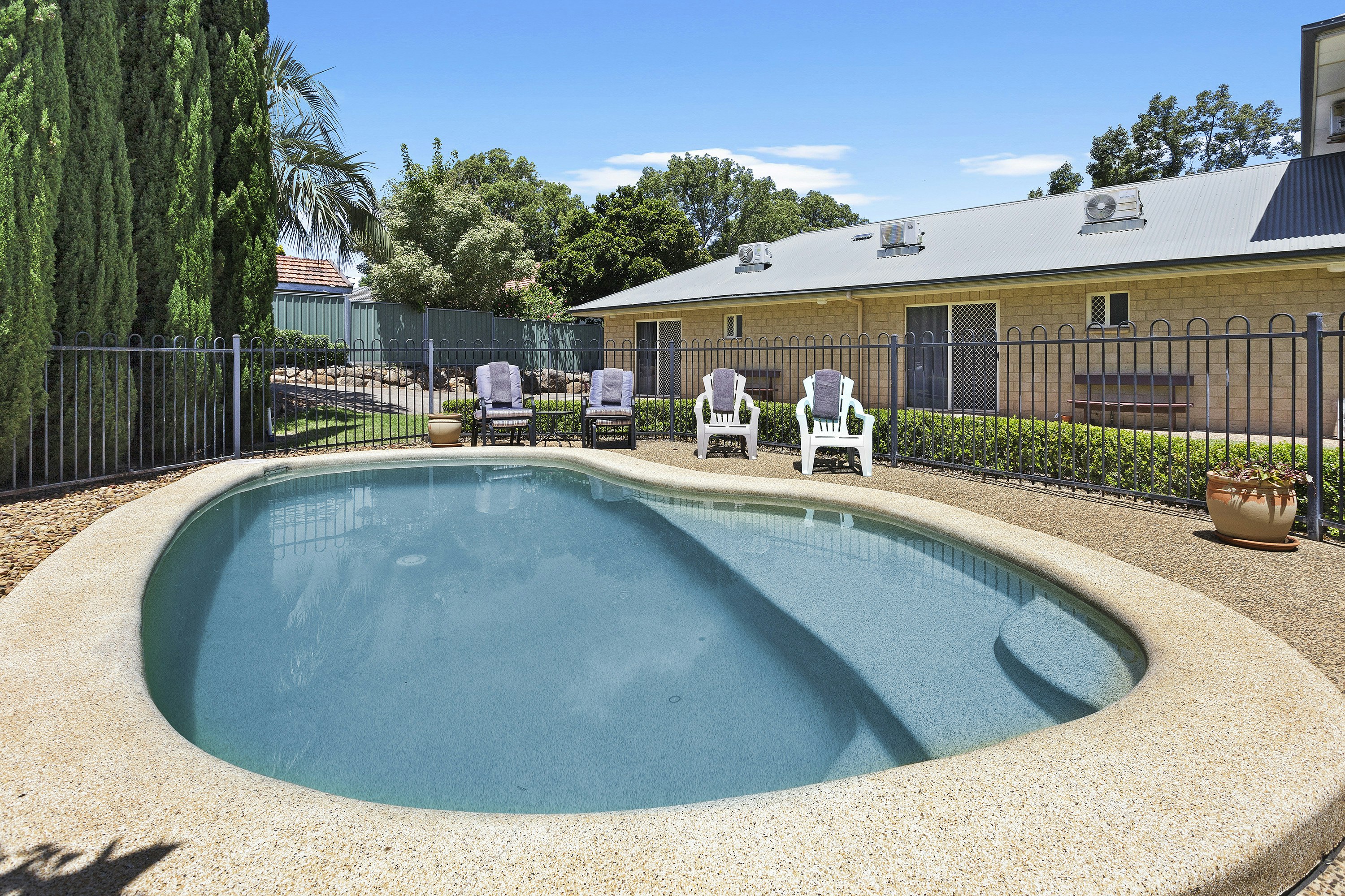 Great Divide Motor Inn 48/49
