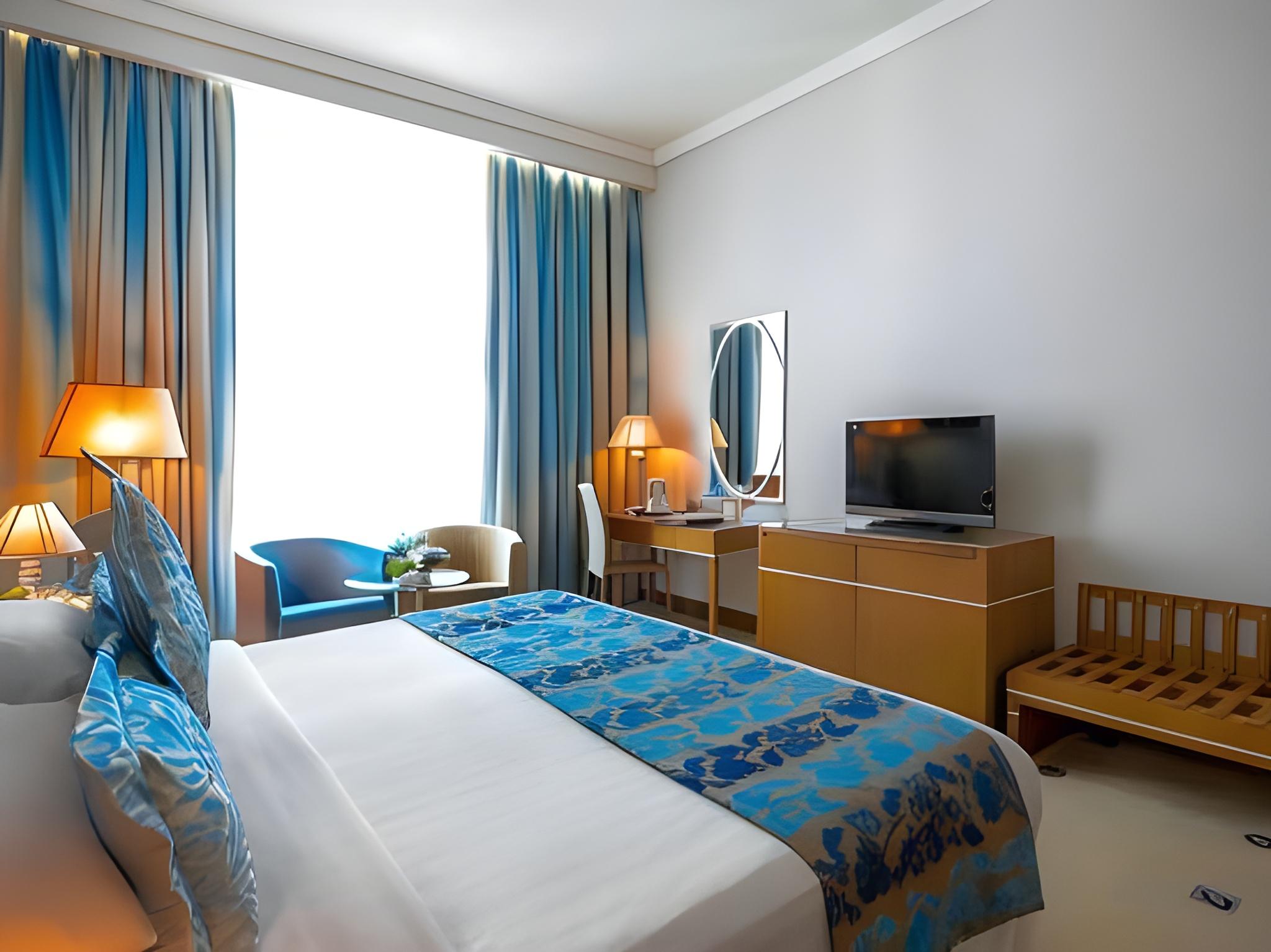 EXECUTIVE SUITE CITY VIEW