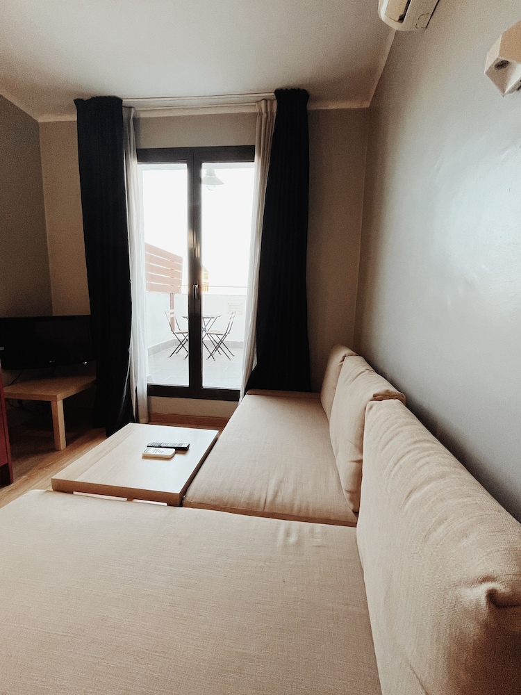 Fira Centric Apartments 28/72