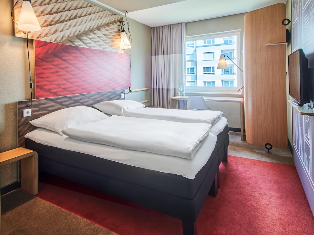 ROOM, TWIN BEDS