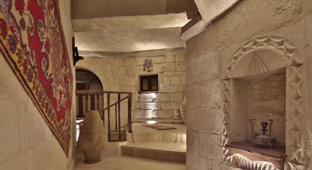 Maccan Cave Hotel 40/70