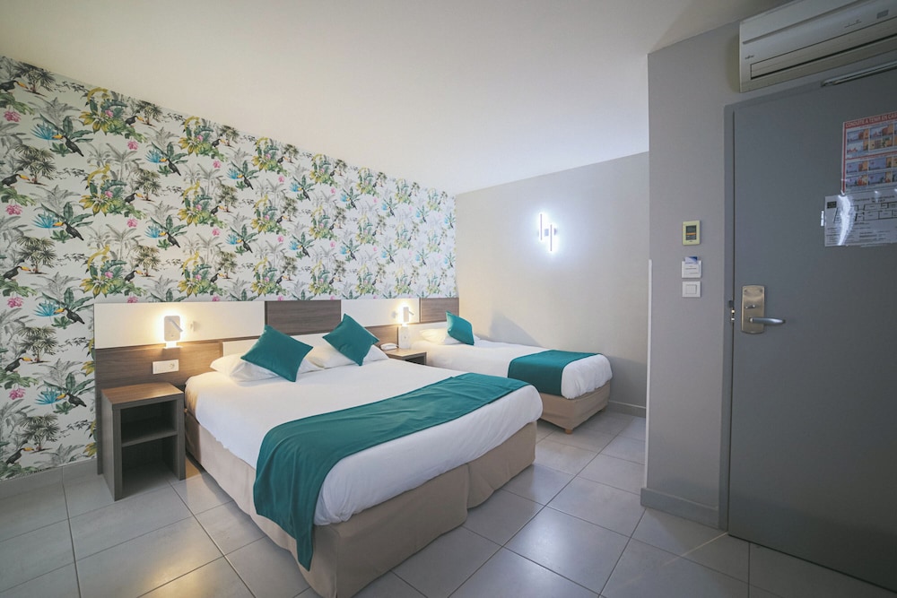 Hotel Holidays and Work 8/44