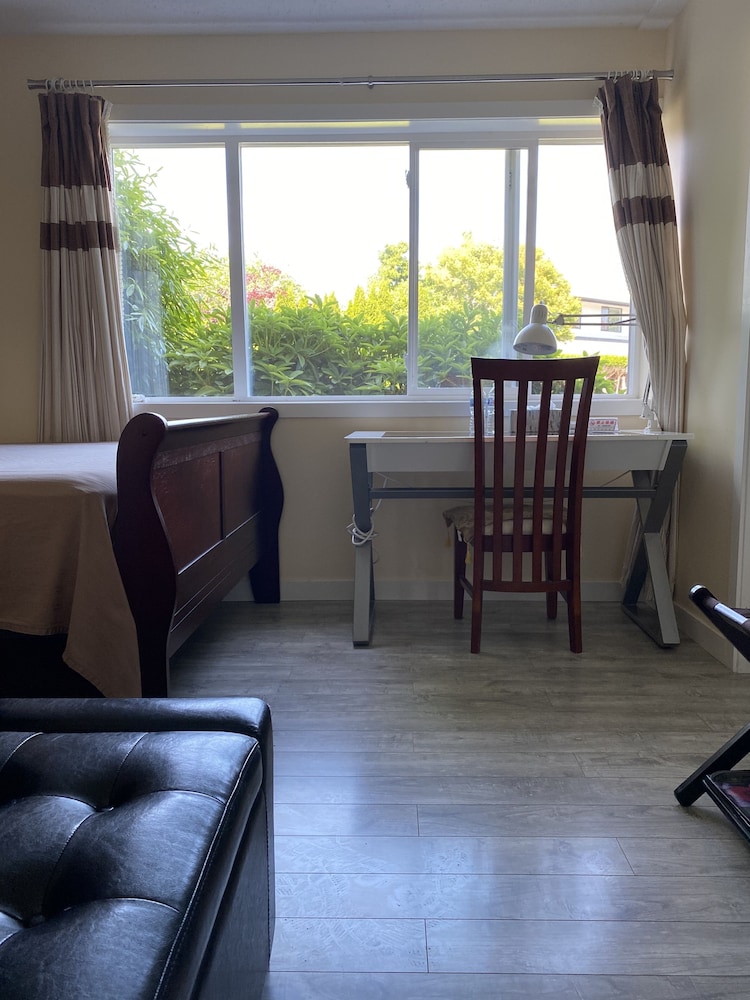 YVR Vickies Bed and Breakfast 43/57
