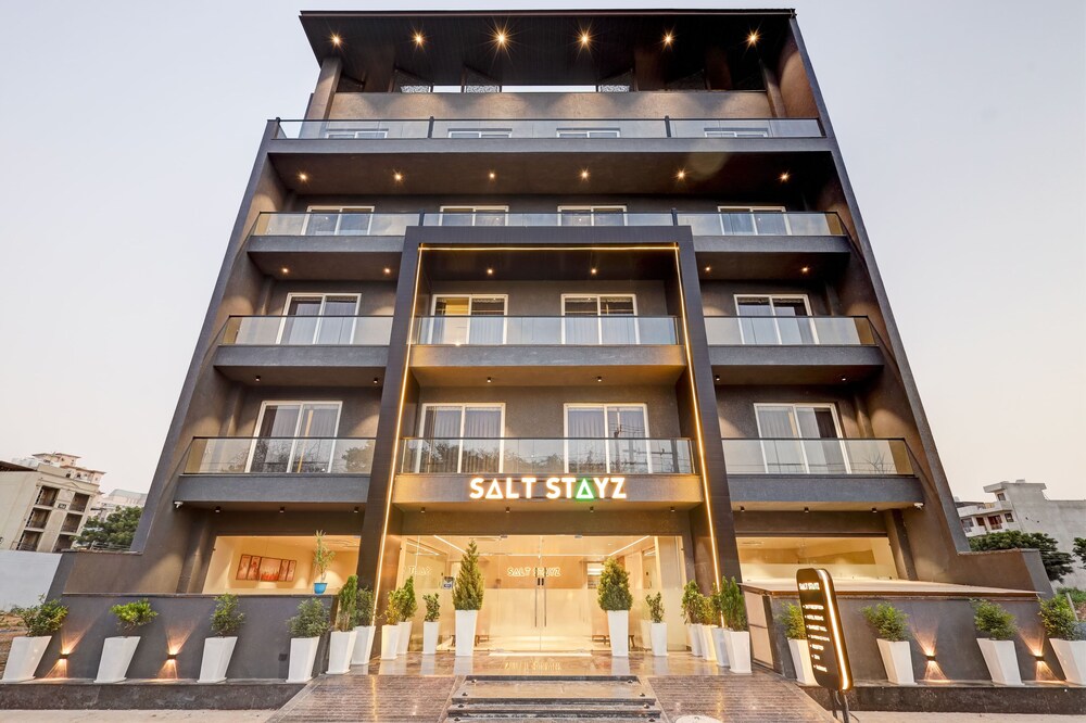 Saltstayz Premier Sector 42 - Golf Course Road 写真2
