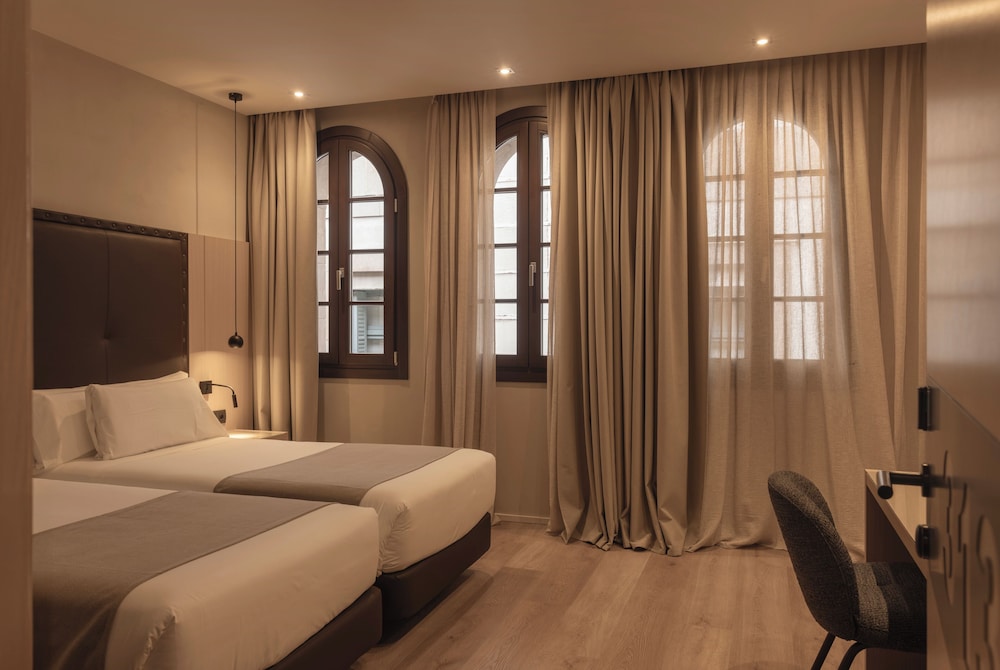 غرفة سوبيريور ديلوكس عائلية مفردة بسريرين منفصلين مع أريكة، Gran Hotel Barcino 6/10