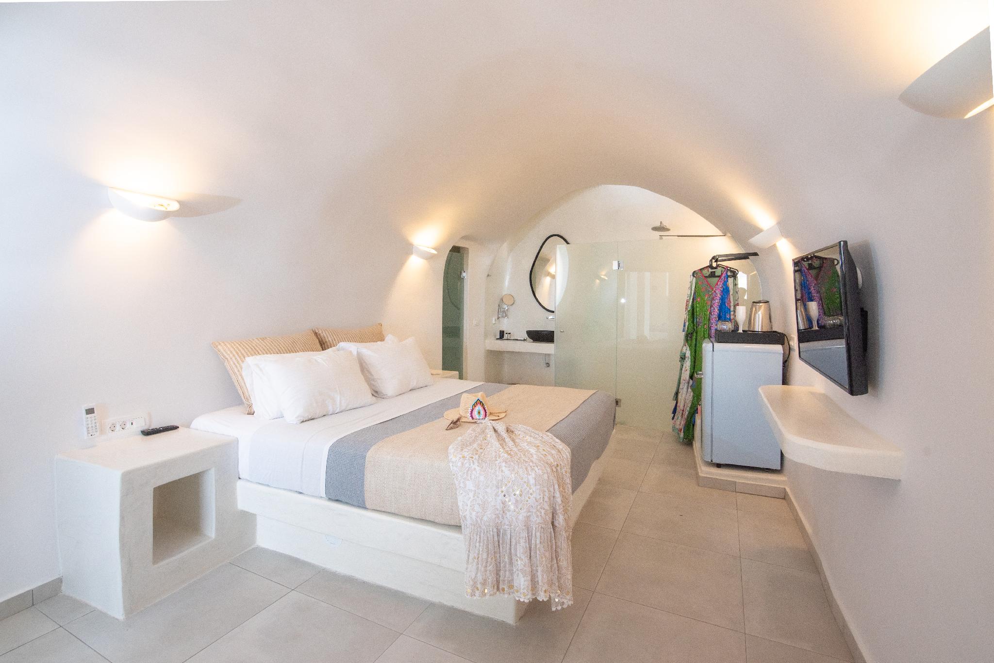Cave, Suite, King Bed, Outdoor Jetted Tub