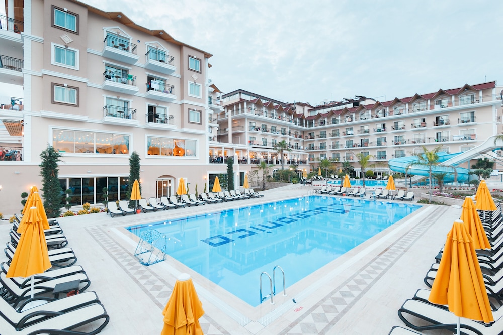 L'Oceanica Beach Resort Hotel 2/50