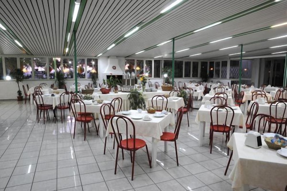 Hotel Mondial 9/25