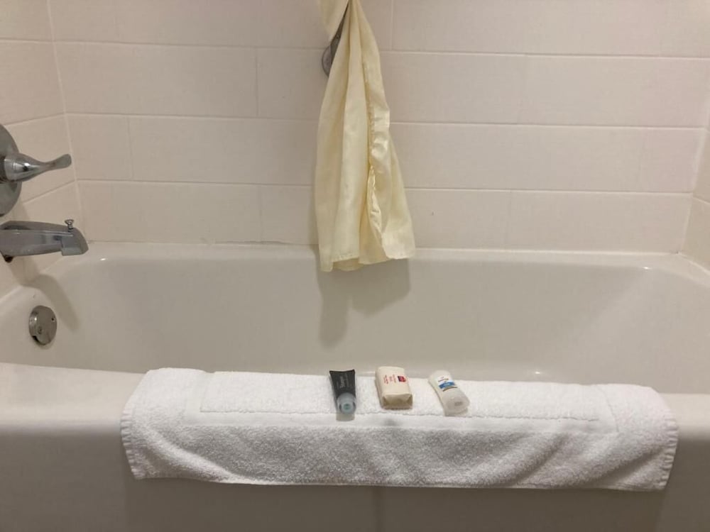 ECONO LODGE AND SUITES(Orange - TX) 52/53