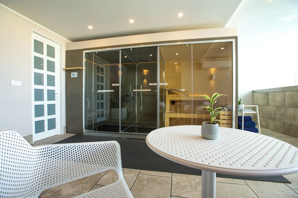 115 The Strand Hotel And Suites 27/49