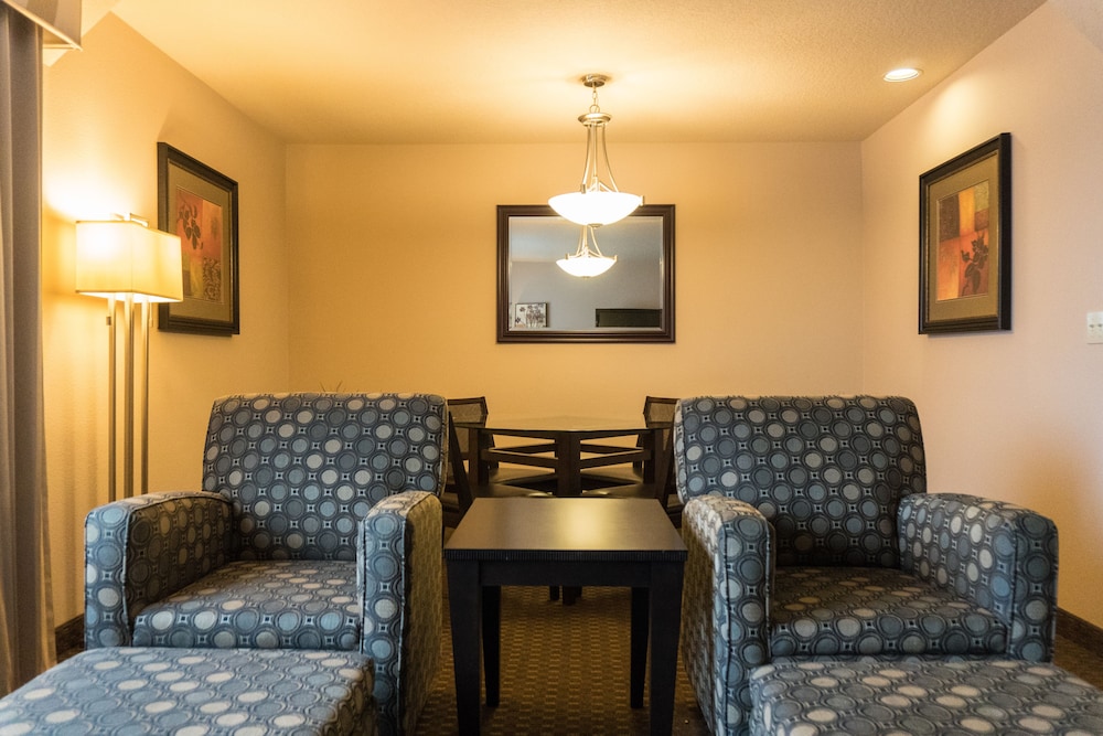 Monarch Hotel And Conference Center 35/59