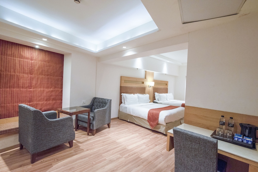 HOTEL EMERALD PARK-SHARANPUR 18/36