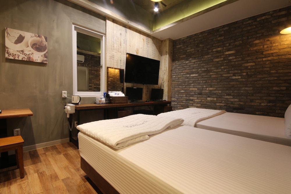 Boutique Hotel May 12/35