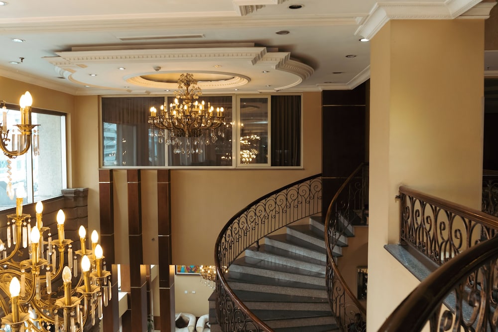 Capital Hotel And Spa 12/76