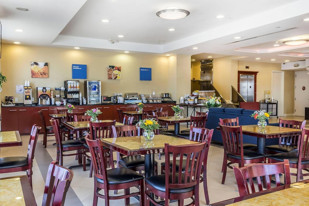 Comfort Inn & Suites LaGuardia Airport 50/64