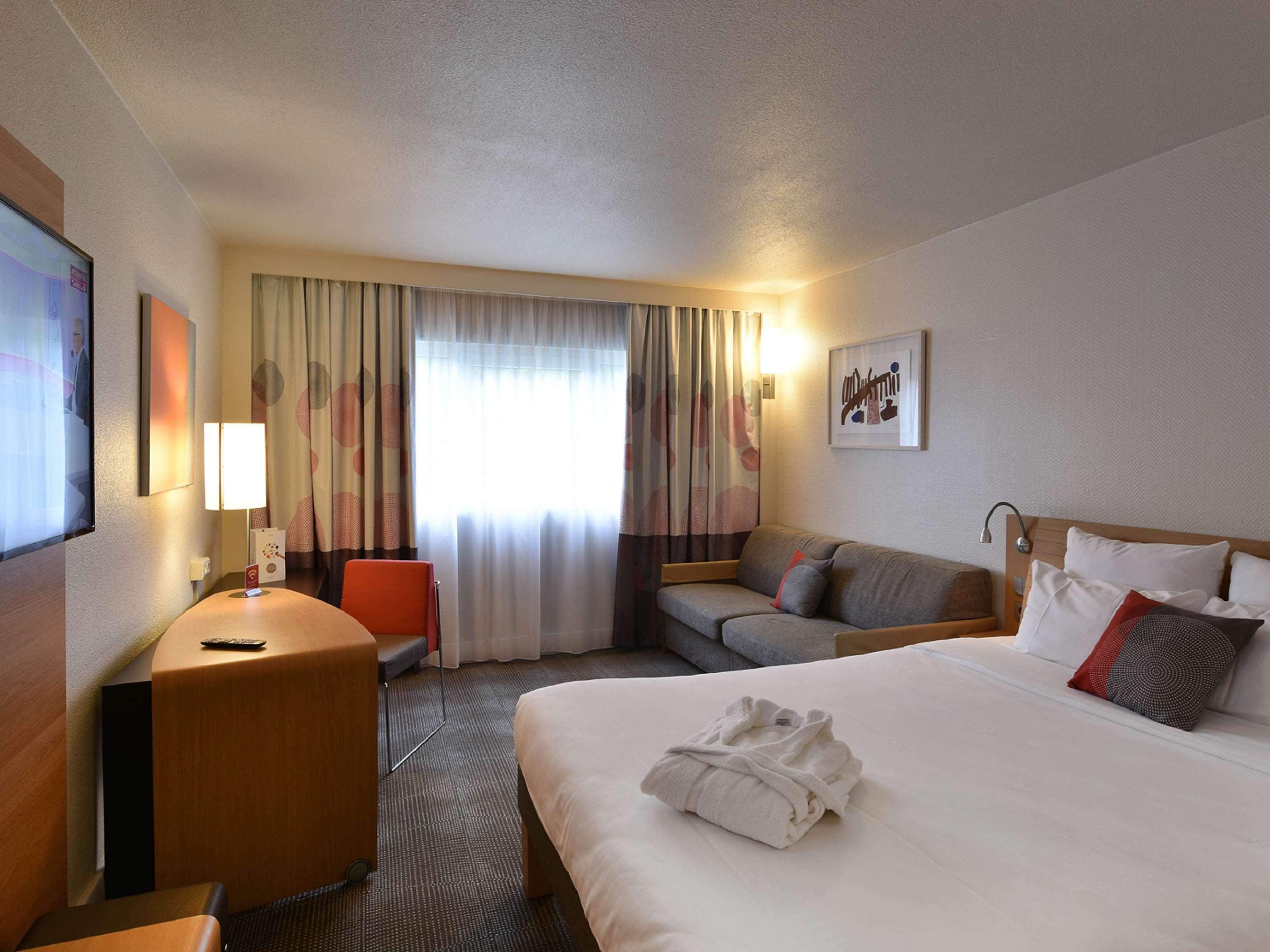 EXECUTIVE, DOUBLE BED, SOFA