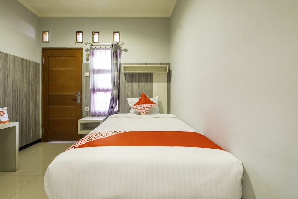 OYO 2405 The Karins Guesthouse 14/24