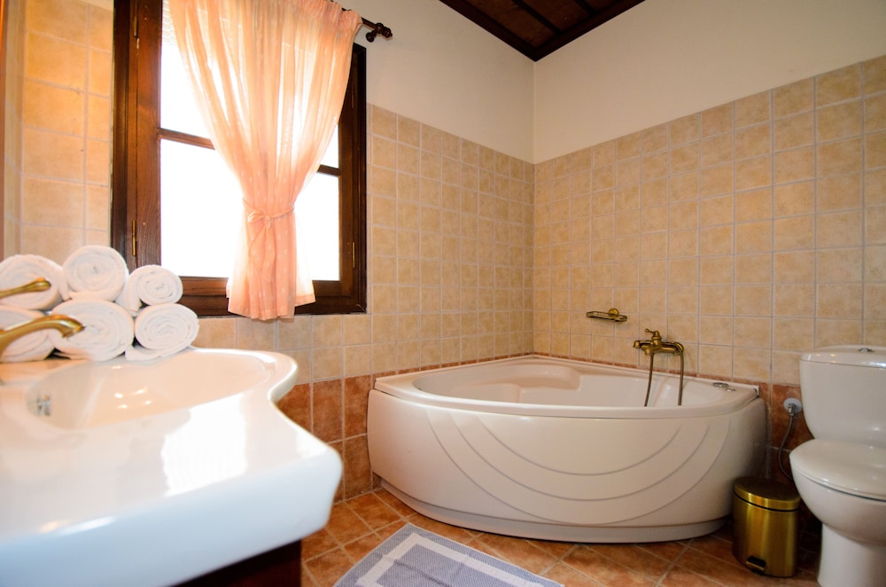 Atrapos Hotel 50/50