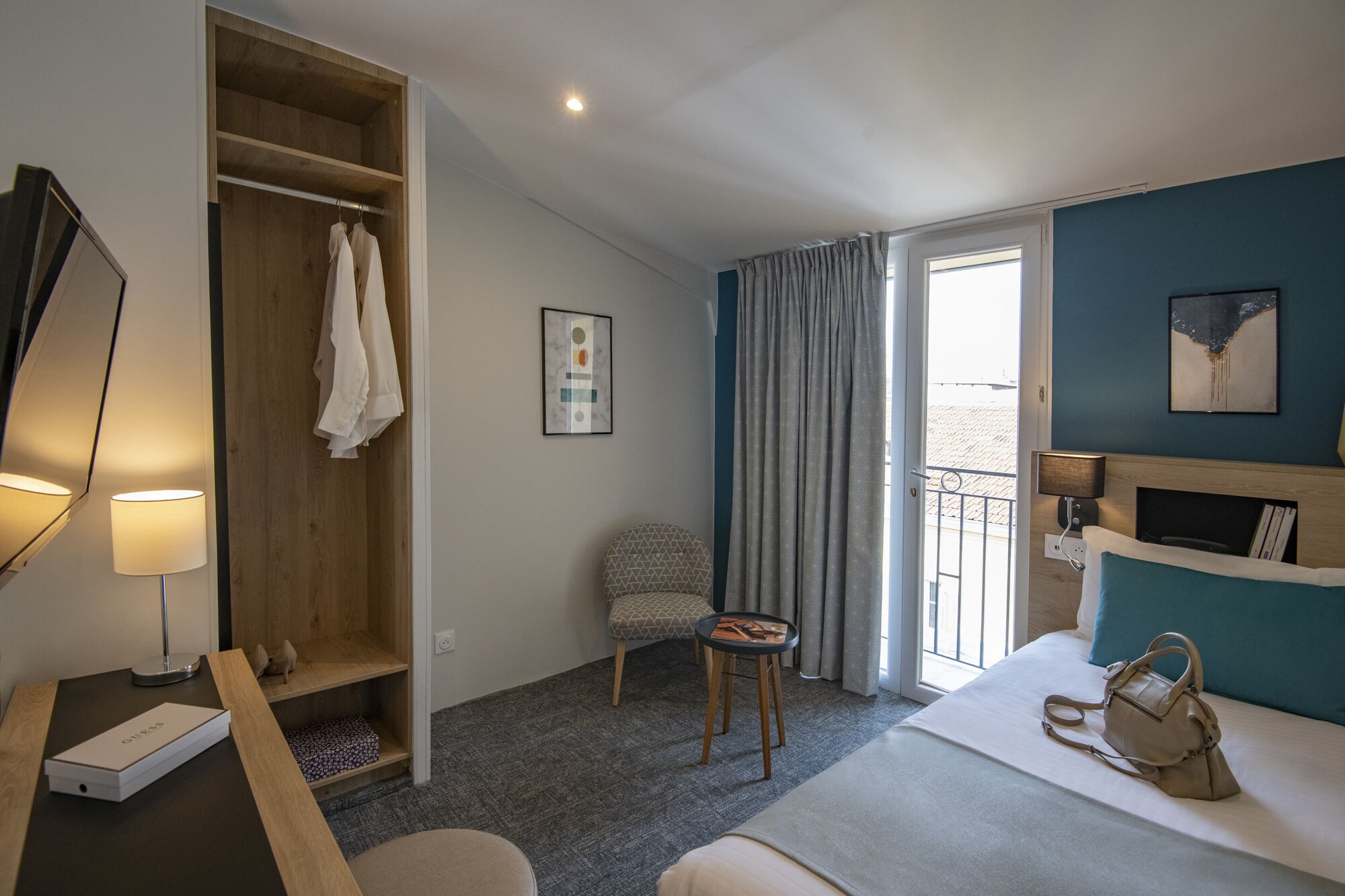 ROOM, SINGLE