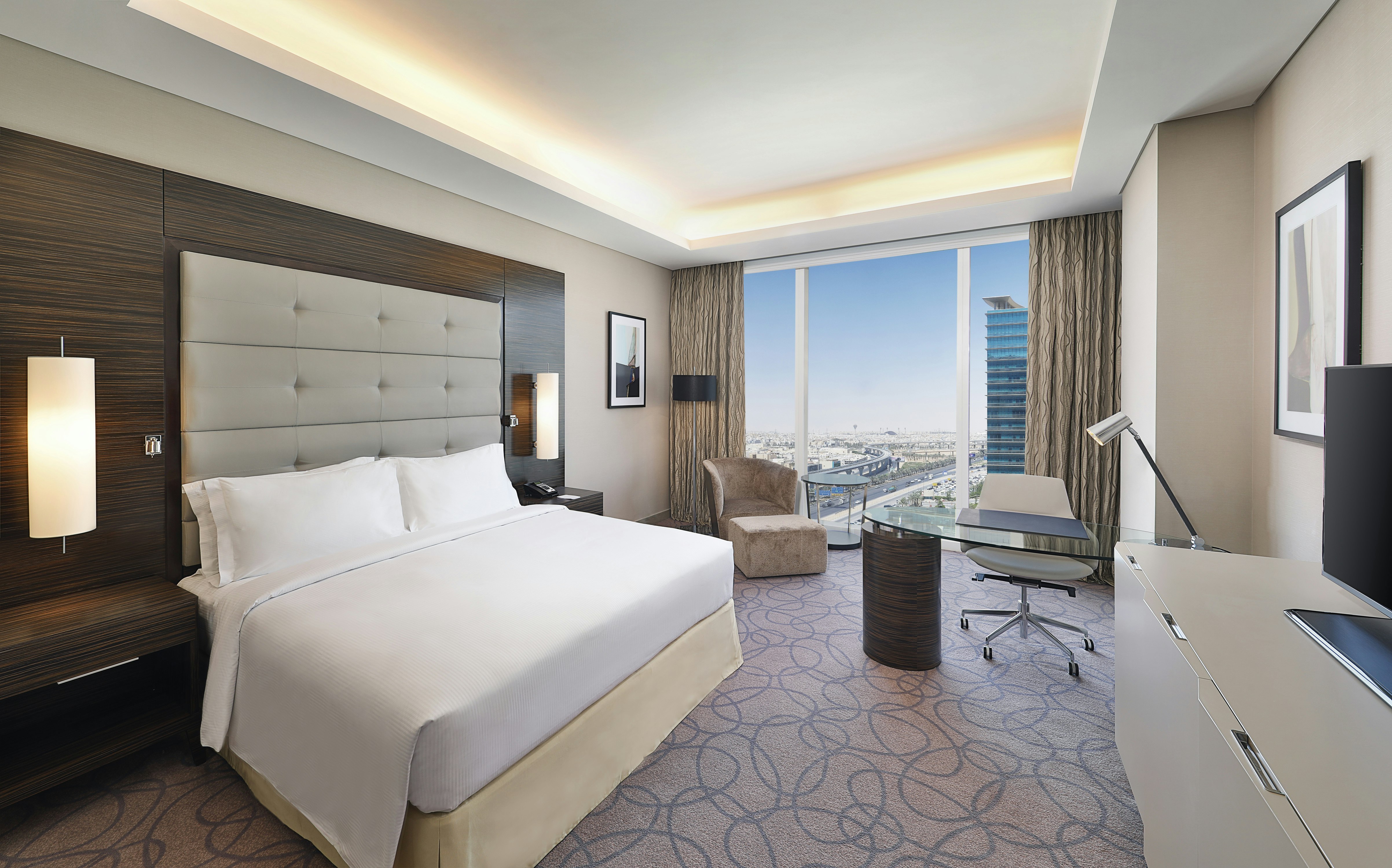 DELUXE, KING BED