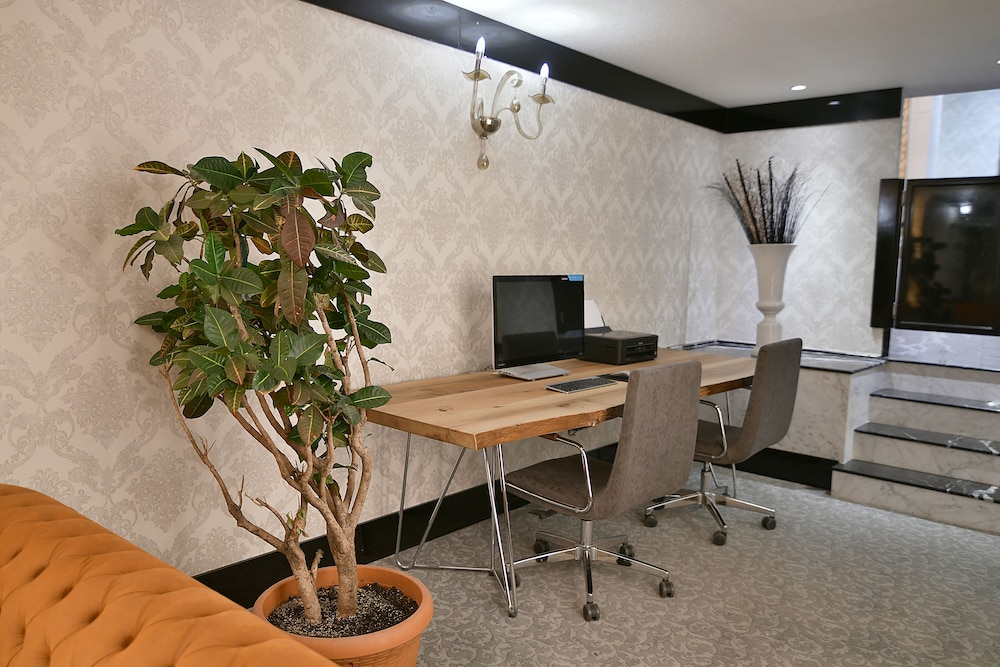Guvenay Business Hotel 60/66