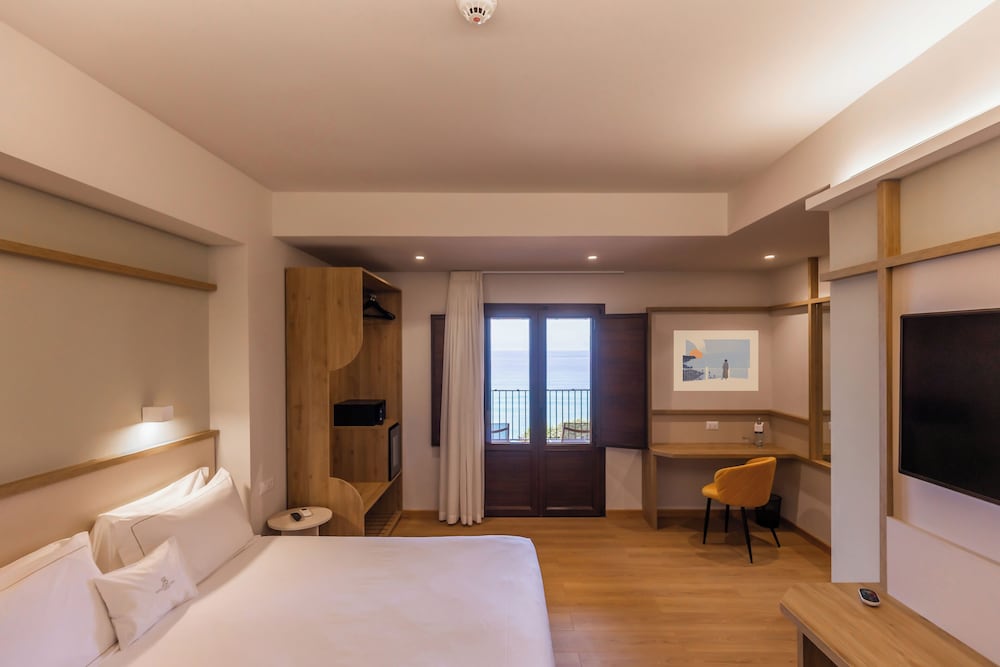 DELUXE, DOUBLE BED, SEA VIEW, TERRACE