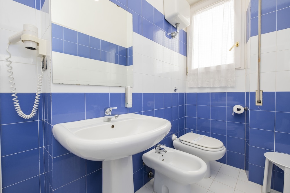 2 Bedrooms, Family, 1 Double and 3 Single Beds, Cavalluccio Marino 8/9