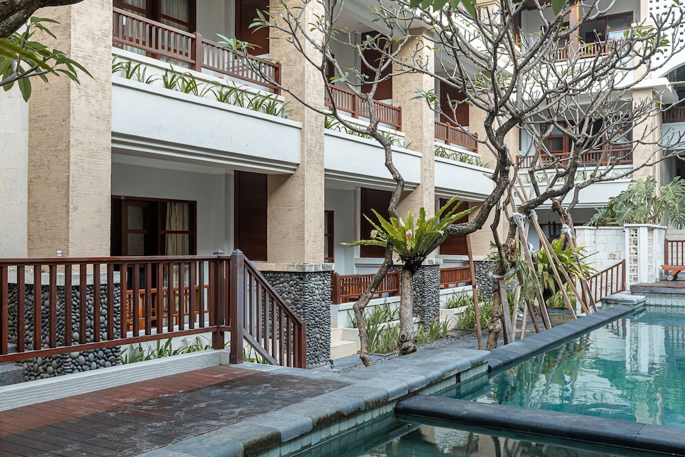 FOURTEEN ROSES BEACH HOTEL 60/62