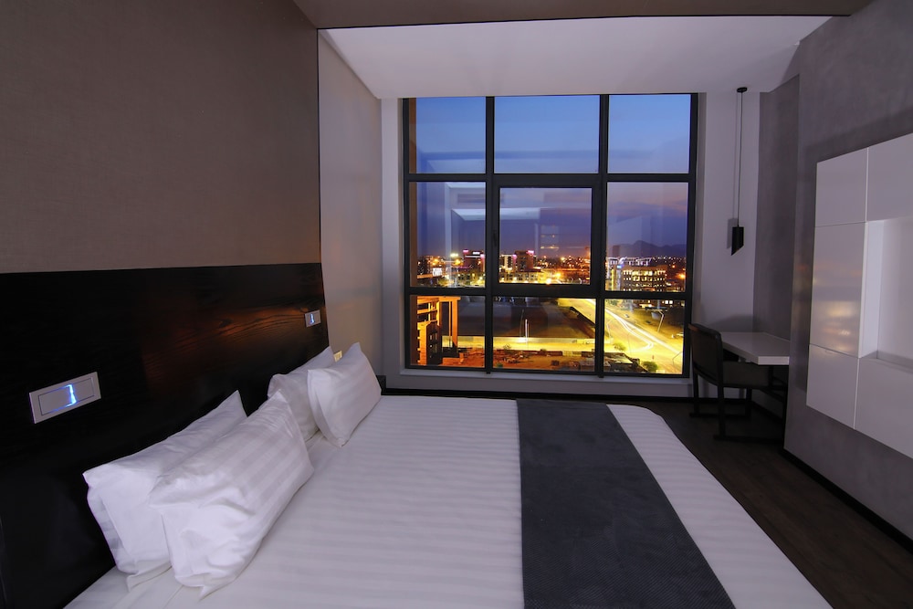 STANDARD, KING BED, CITY VIEW