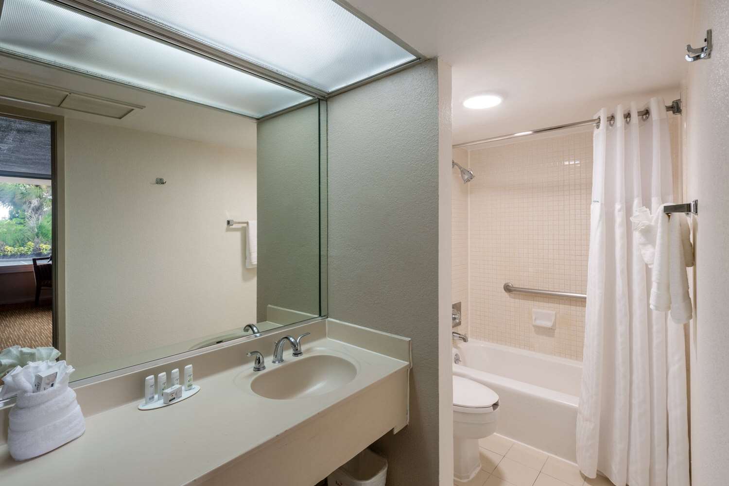 Ramada by Wyndham Kissimmee Gateway 32/34