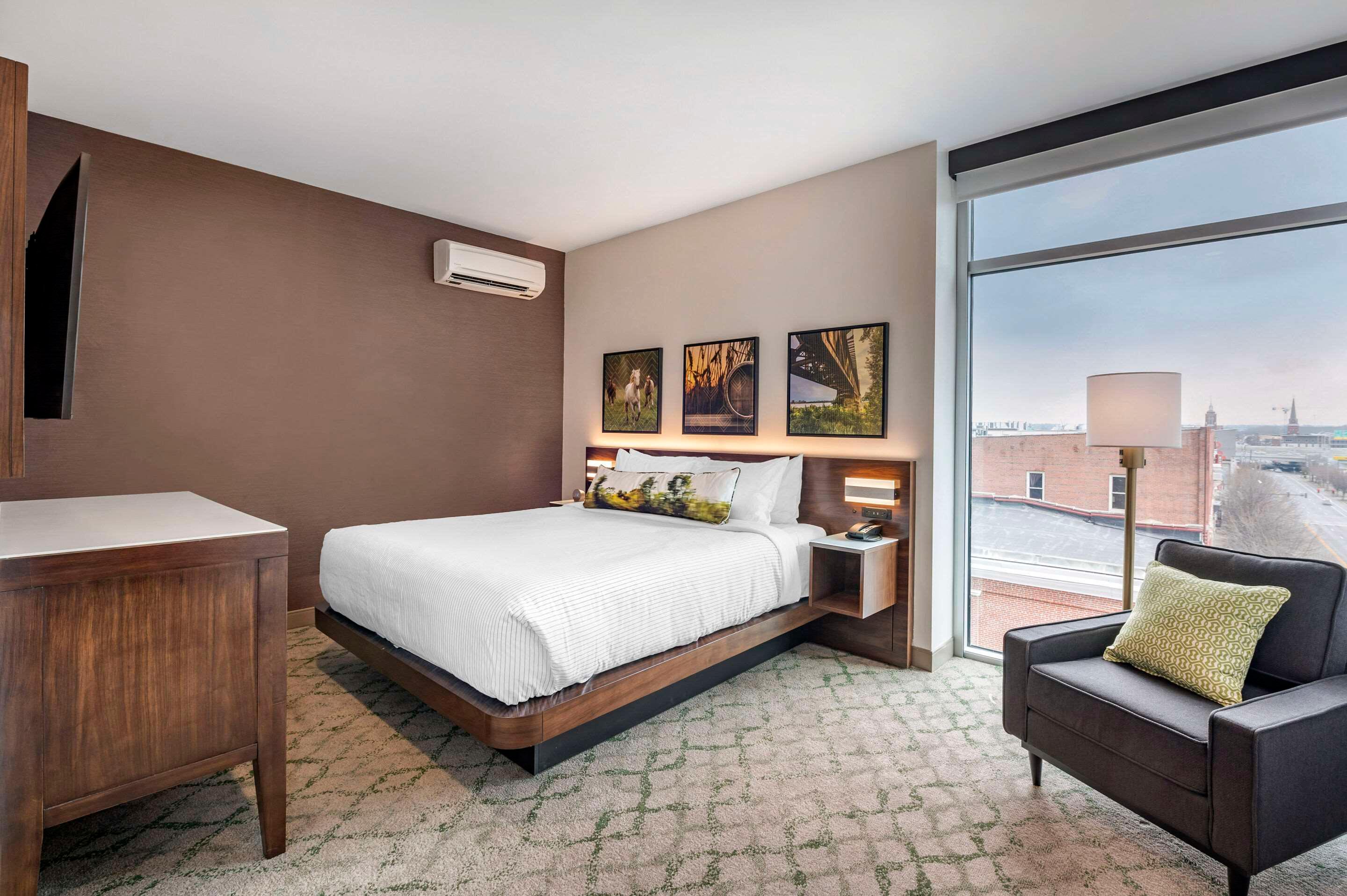 SUITE, KING BED