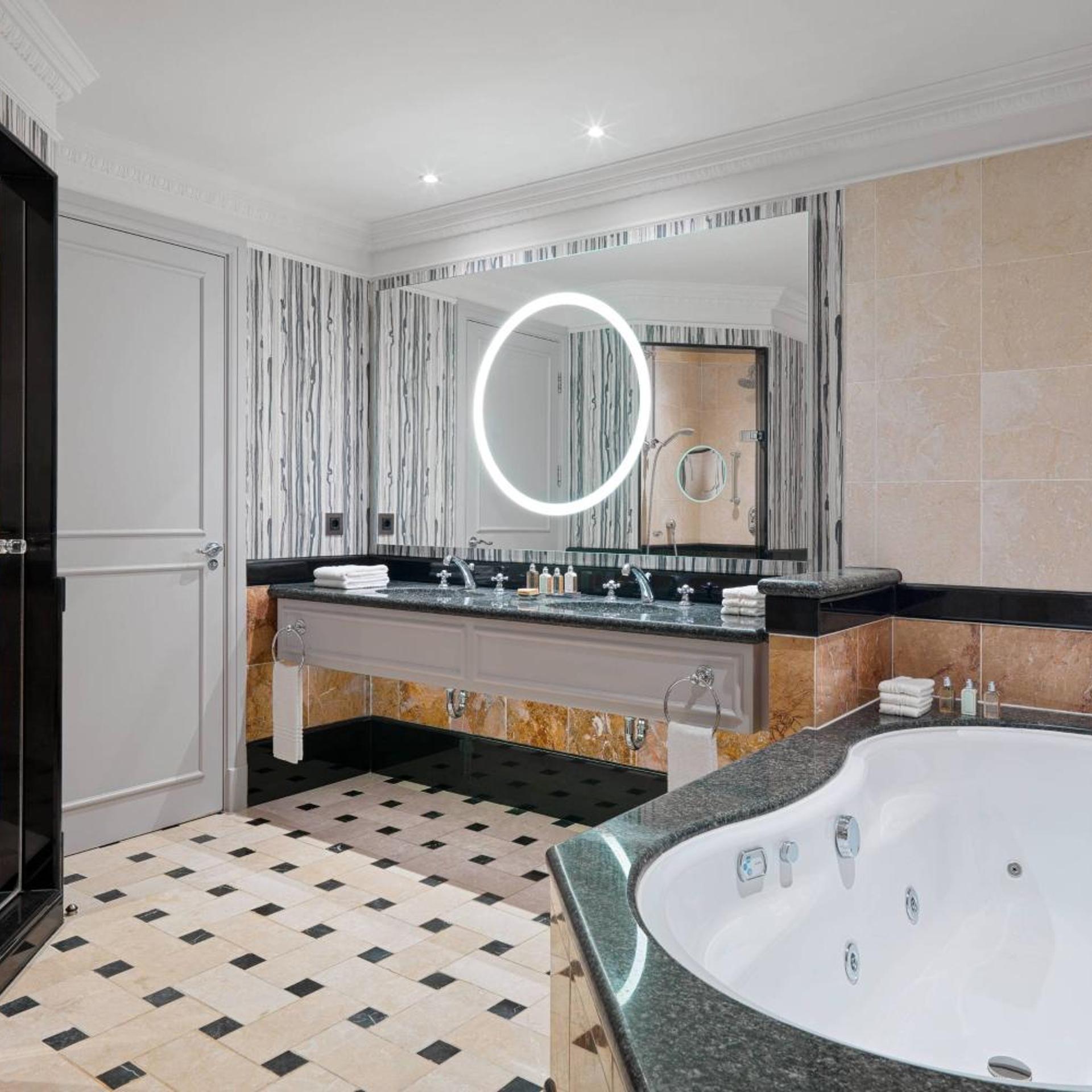 Vice President, Suite, King Bed, Lounge Access