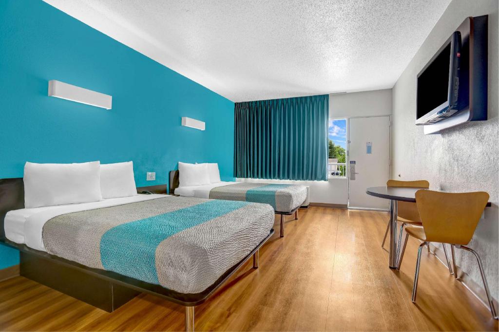 2 Full Beds - Non-Smoking