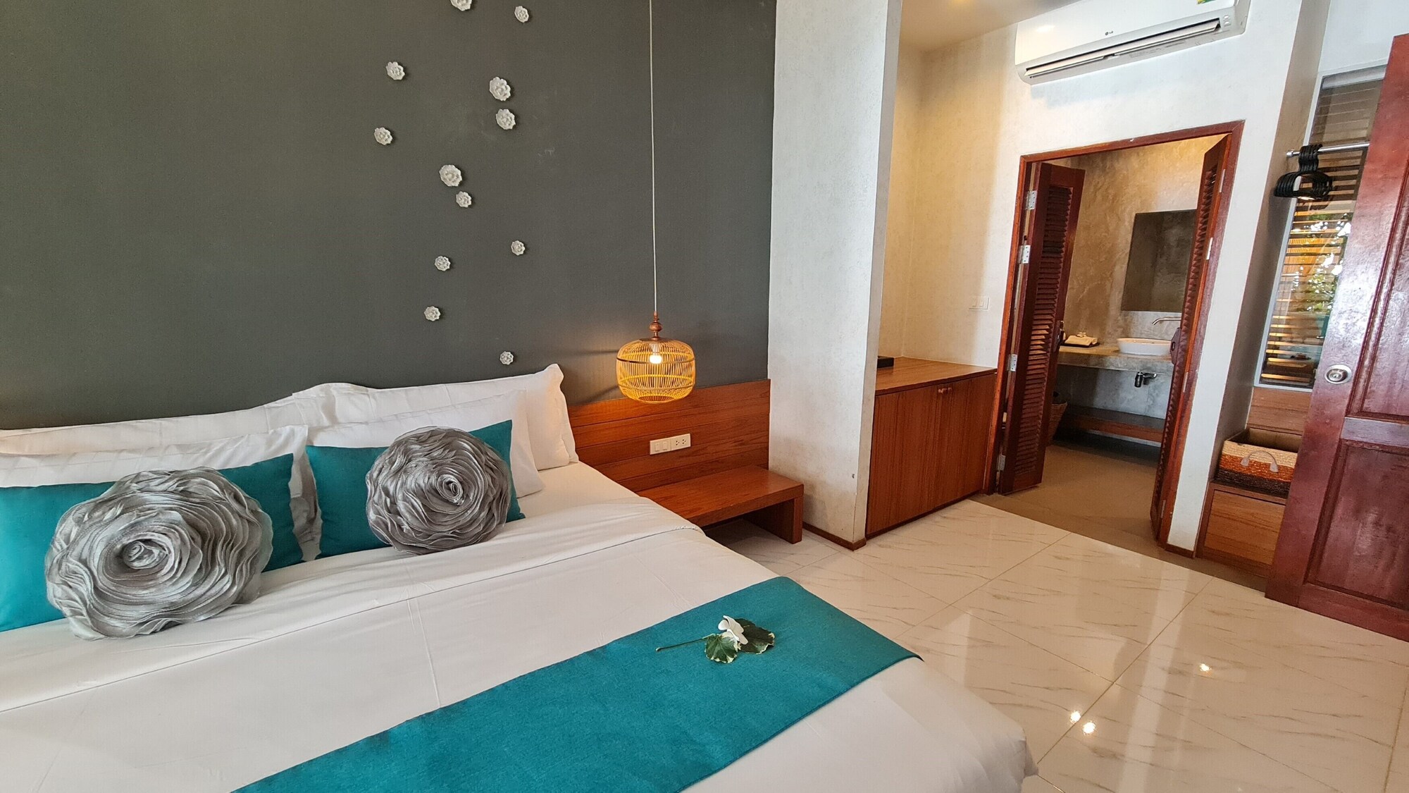 DELUXE, DOUBLE BED, SEA VIEW