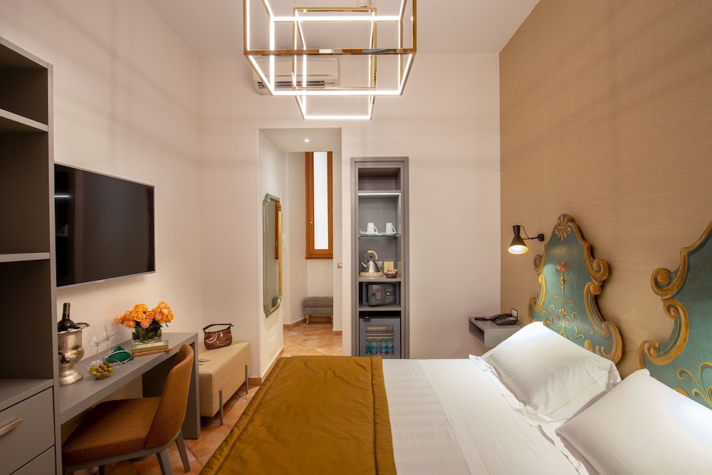 ROOM, DOUBLE BED