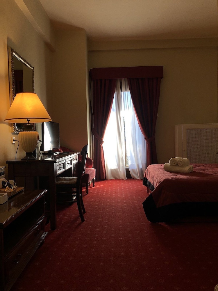Country Club Hotel & Suites 28/75