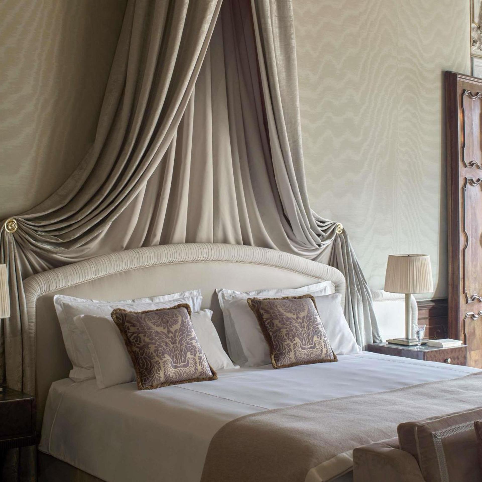 Express, Orient, Suite, King Bed